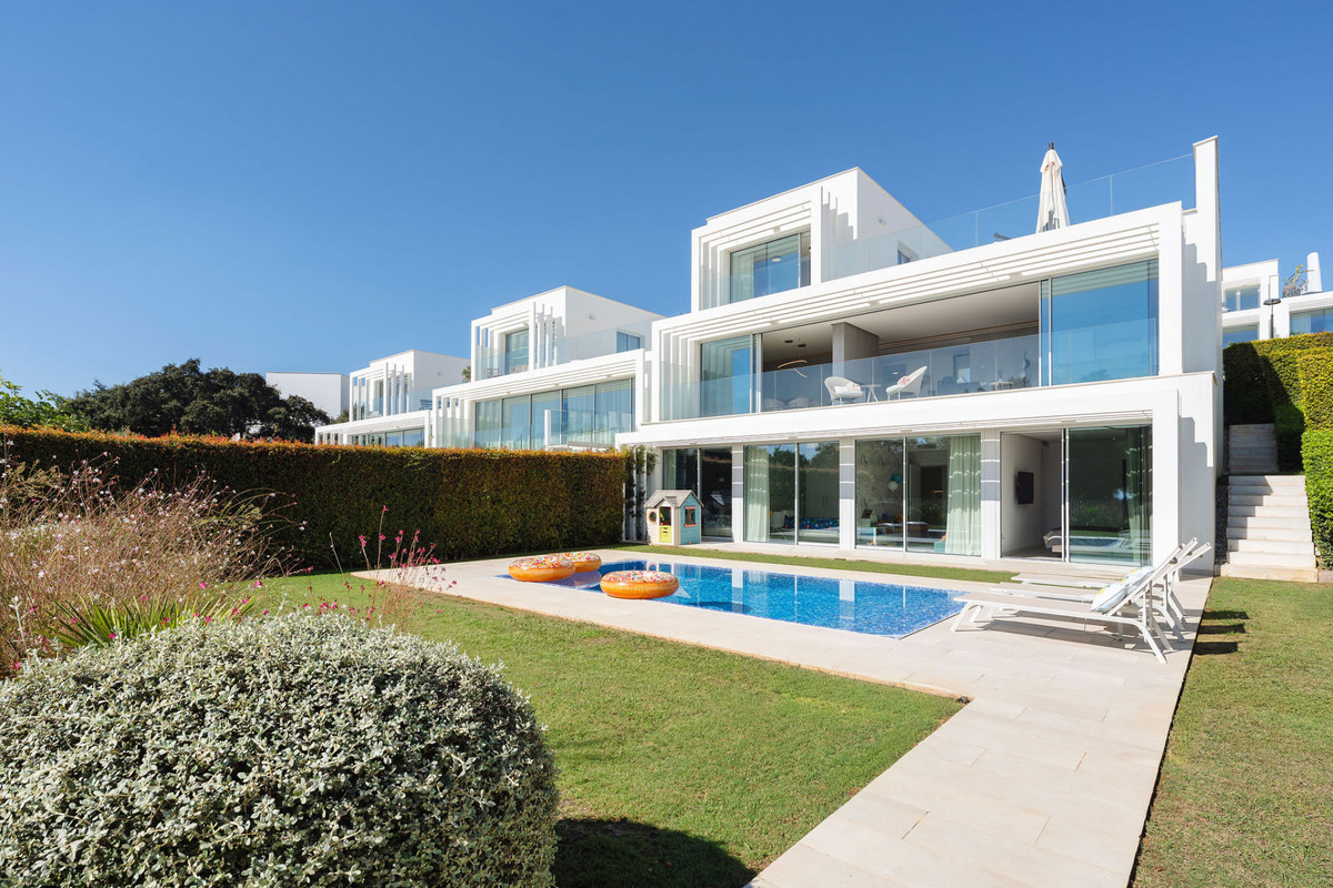 Se vende Villa - Chalet de 5 dormitorios en Costa Del Sol, Cadiz, España