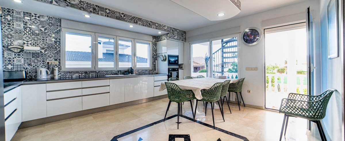 4 Bed Townhouse for sale in Lalfás Del Pi Costa Blanca, Alicante, Spain