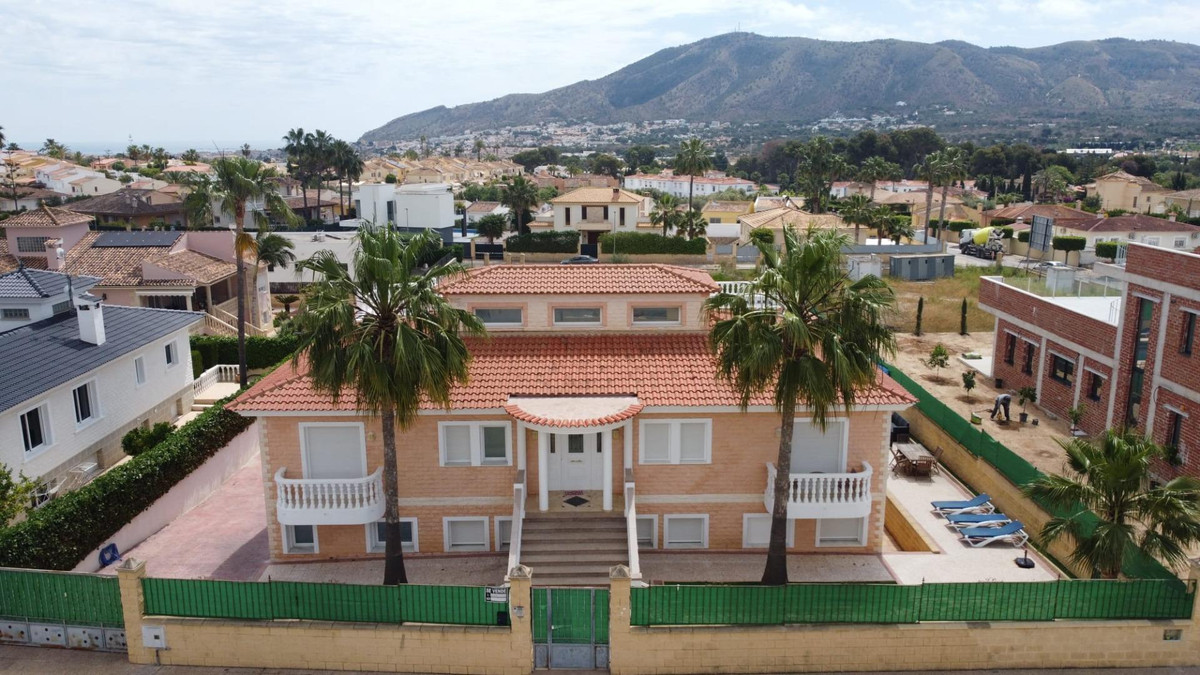 4 Bed Townhouse for sale in Lalfás Del Pi Costa Blanca, Alicante, Spain
