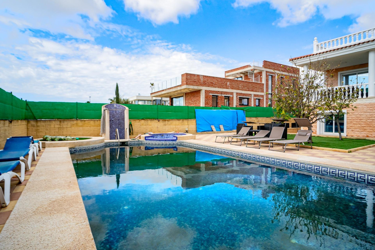 4 Bed Townhouse for sale in Lalfás Del Pi Costa Blanca, Alicante, Spain
