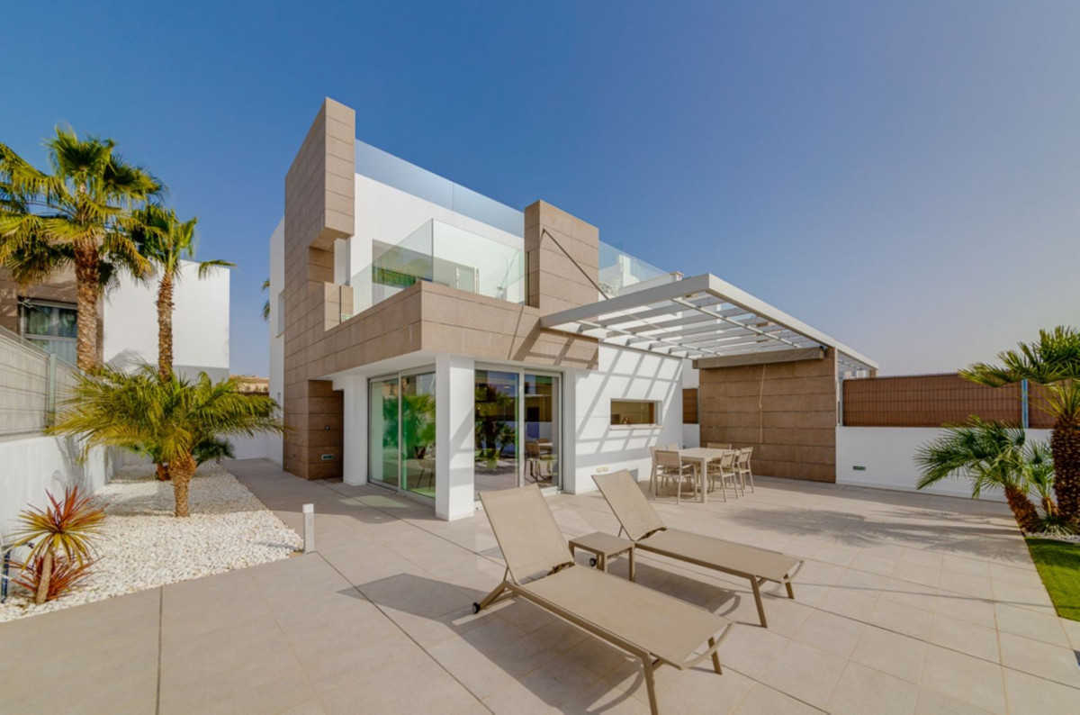 Se vende Villa - Chalet de 3 dormitorios en Costa Blanca, Alicante, España