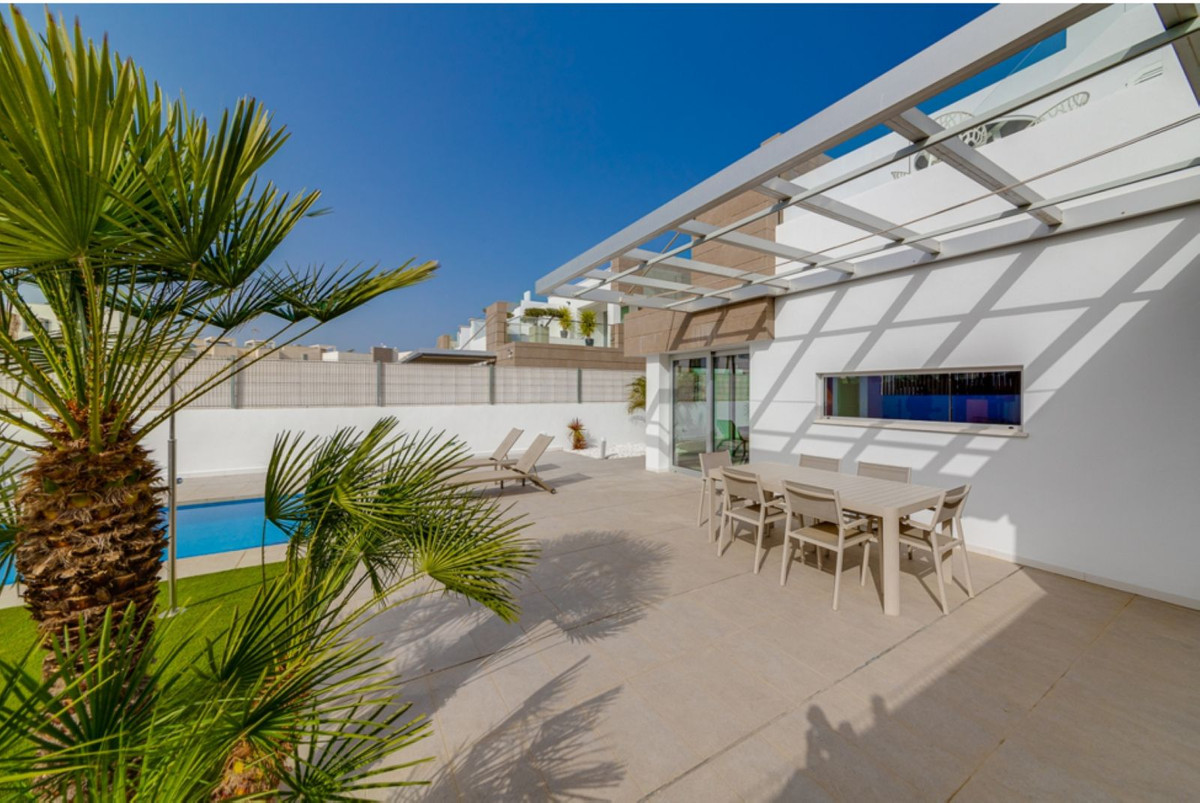 Se vende Villa - Chalet de 3 dormitorios en Costa Blanca, Alicante, España