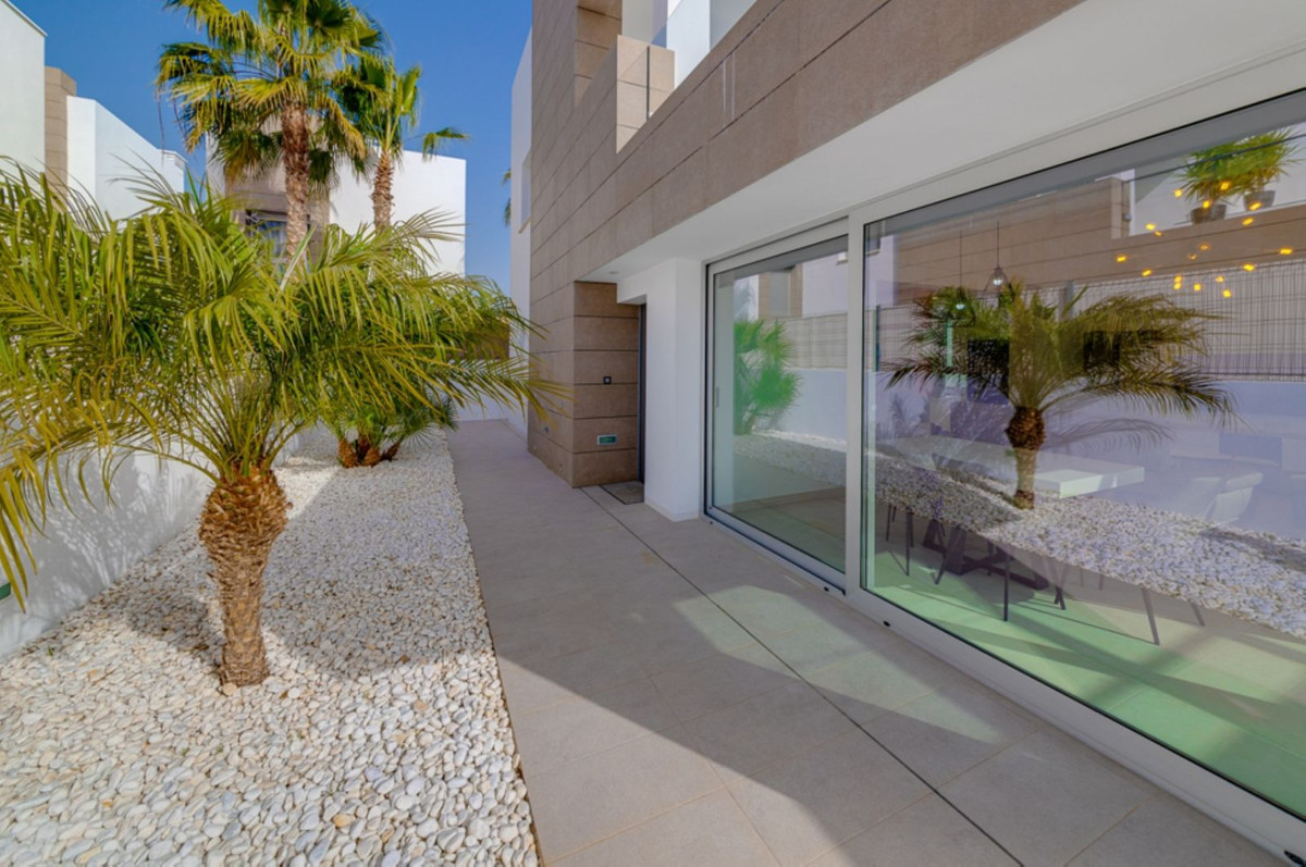 Se vende Villa - Chalet de 3 dormitorios en Costa Blanca, Alicante, España