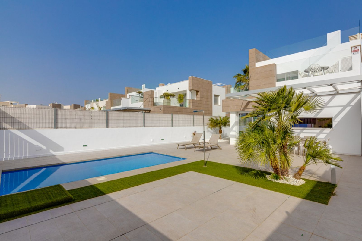 Se vende Villa - Chalet de 3 dormitorios en Costa Blanca, Alicante, España