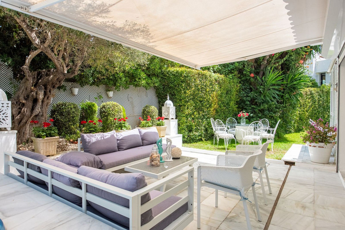 7 Bed Townhouse for sale in Los Monteros Costa Del Sol, Málaga, Spain
