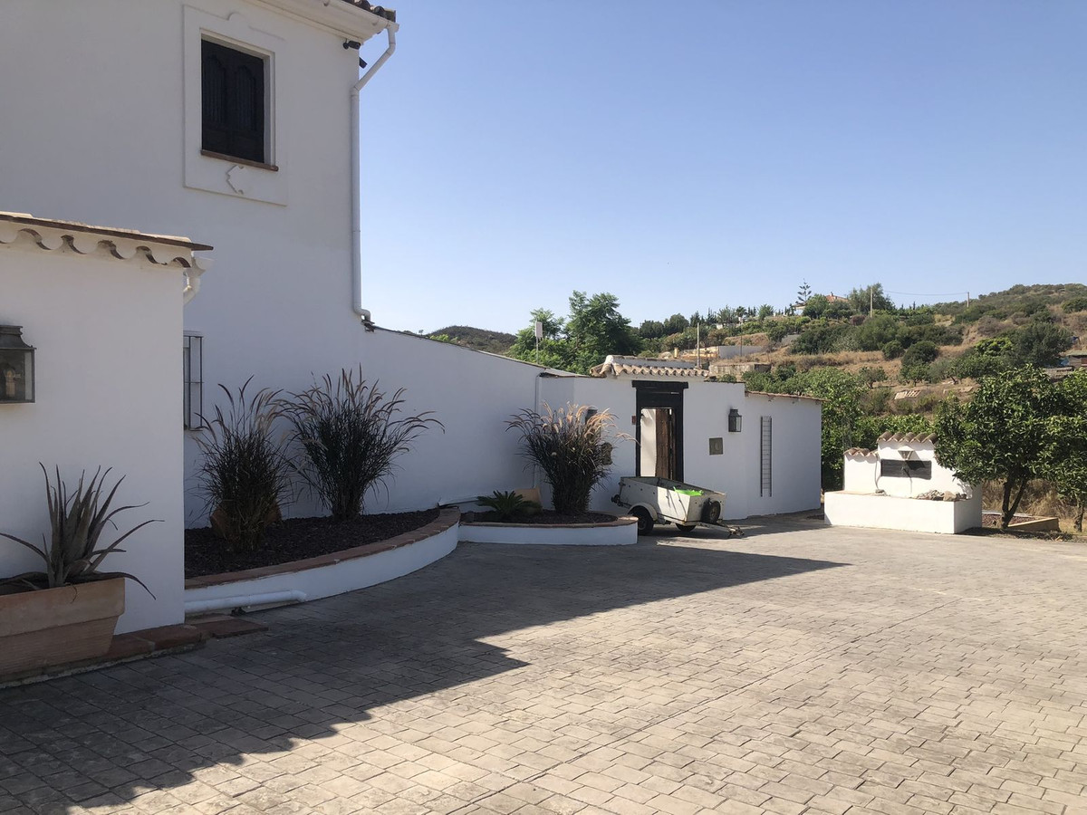 4 Bed Townhouse for sale in Estepona Costa Del Sol, Málaga, Spain