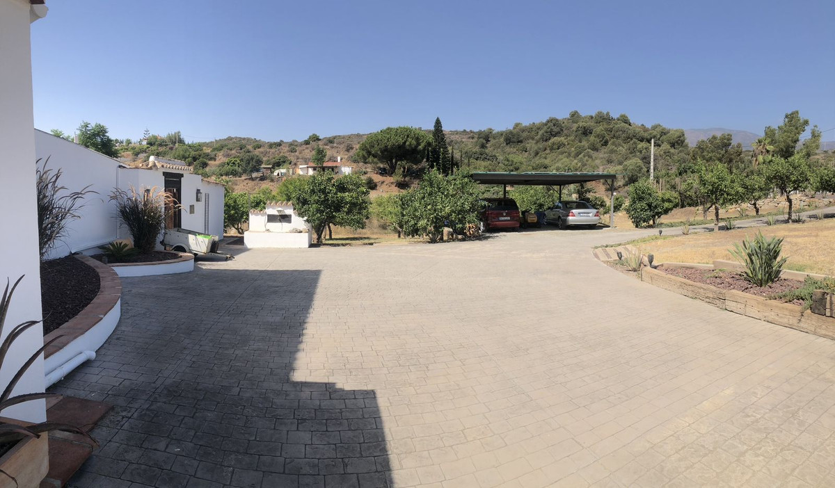 4 Bed Townhouse for sale in Estepona Costa Del Sol, Málaga, Spain