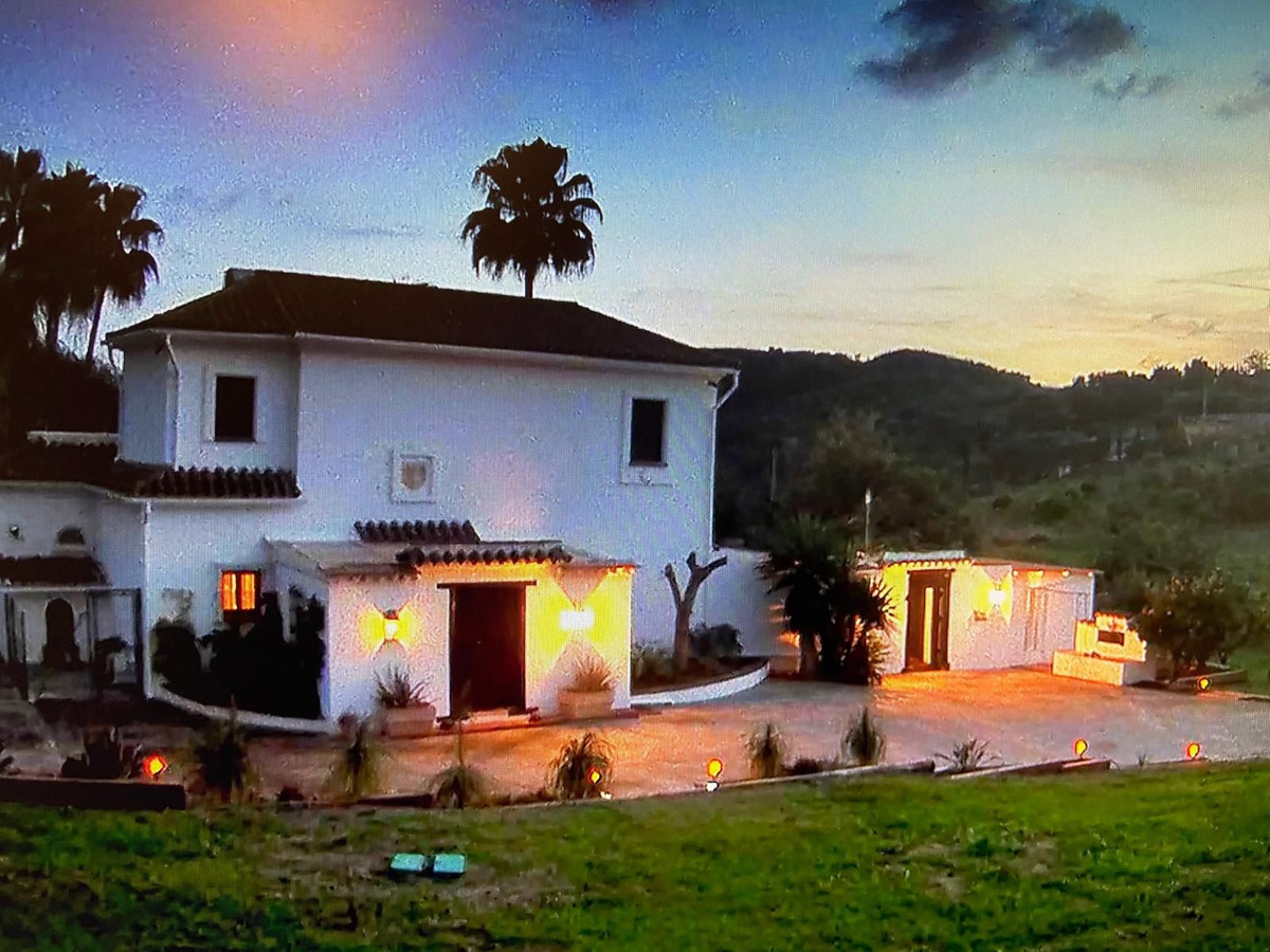 4 Bed Townhouse for sale in Estepona Costa Del Sol, Málaga, Spain