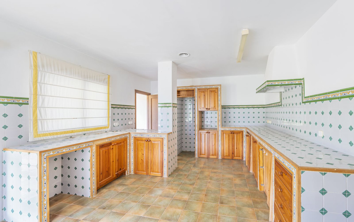 Se vende Villa - Chalet de 6 dormitorios en Costa Del Sol, Cadiz, España