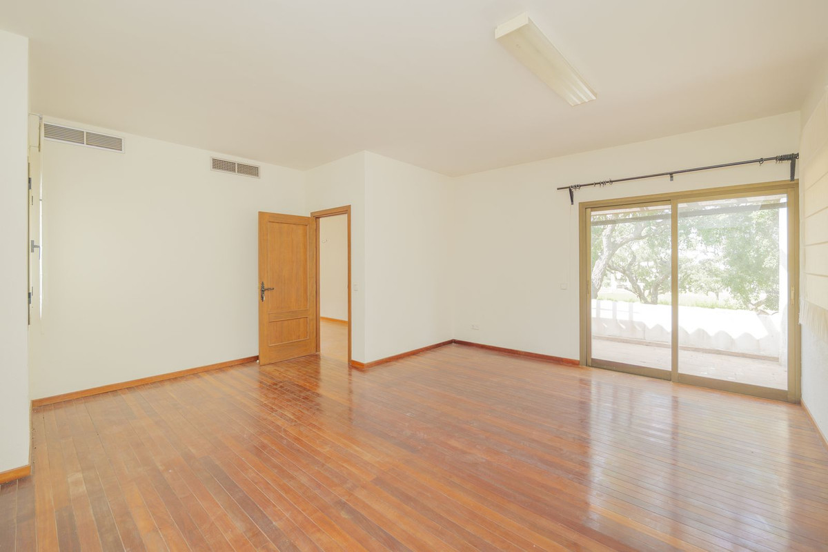 Se vende Villa - Chalet de 6 dormitorios en Costa Del Sol, Cadiz, España