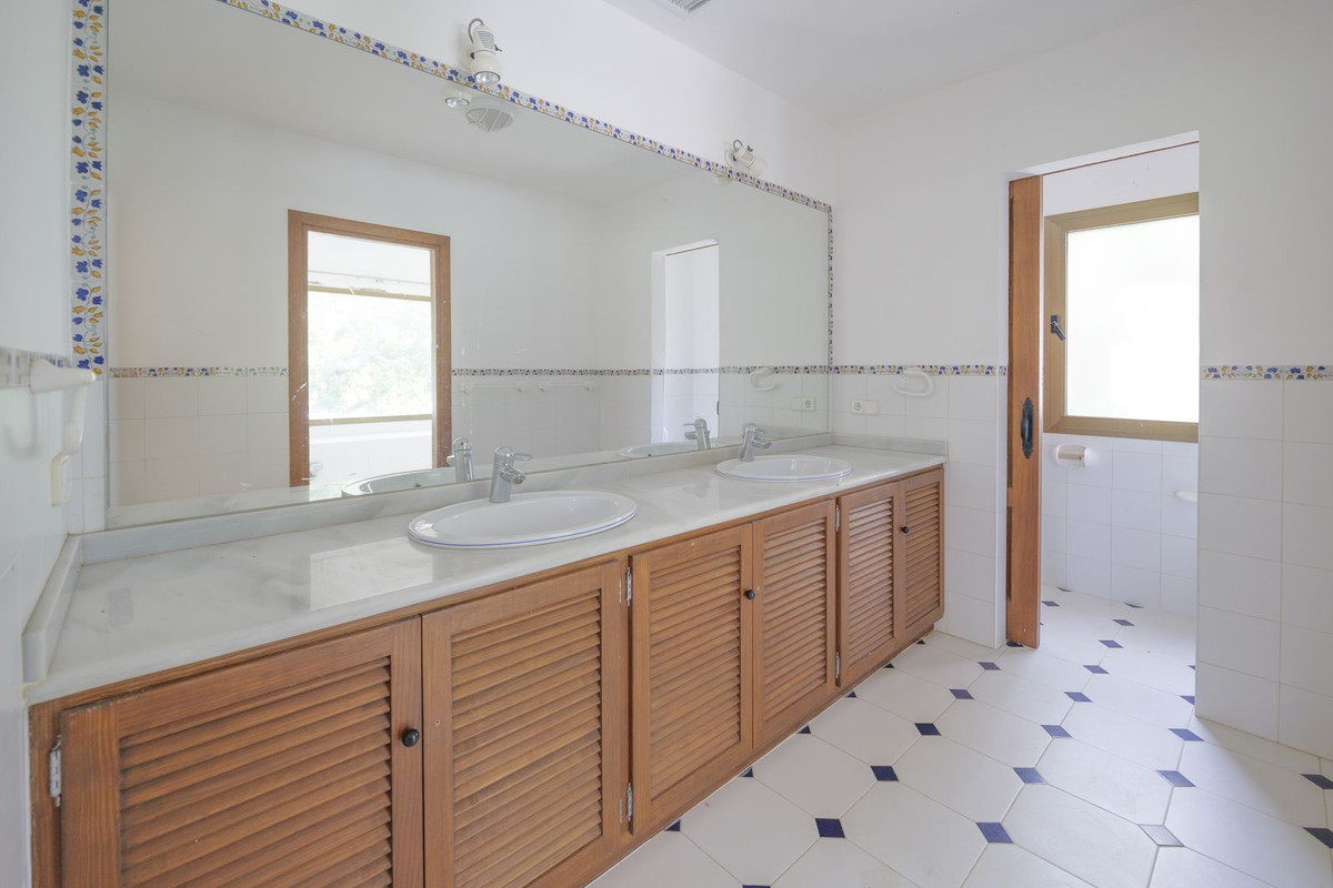 Se vende Villa - Chalet de 6 dormitorios en Costa Del Sol, Cadiz, España