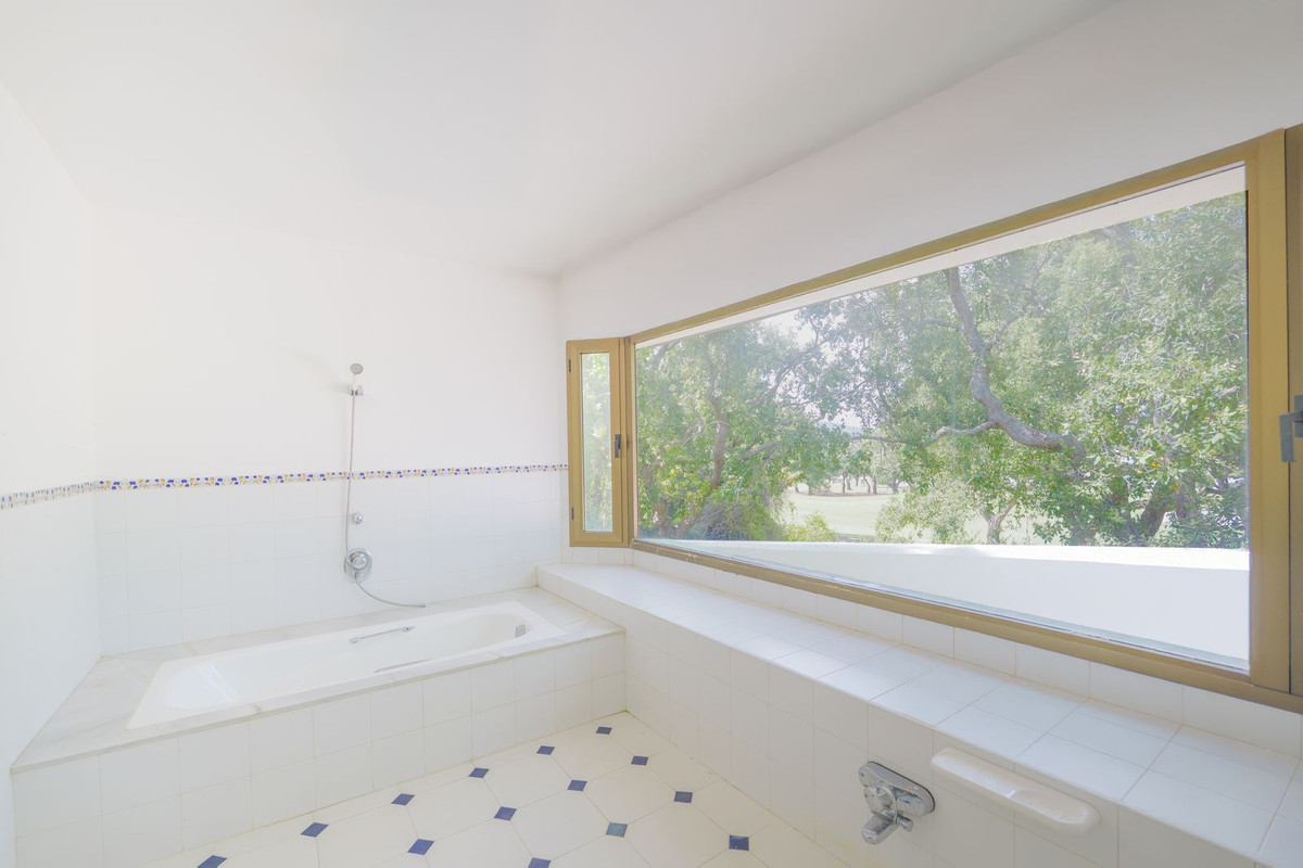 Se vende Villa - Chalet de 6 dormitorios en Costa Del Sol, Cadiz, España