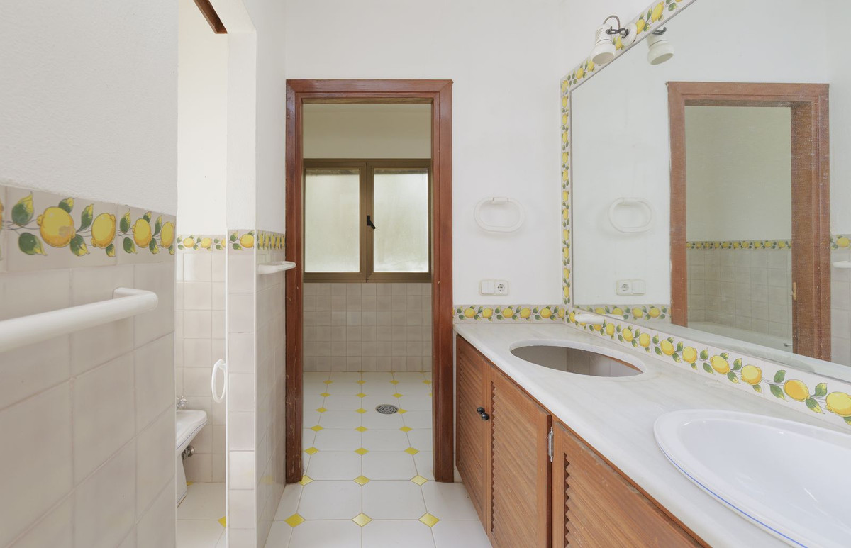 Se vende Villa - Chalet de 6 dormitorios en Costa Del Sol, Cadiz, España