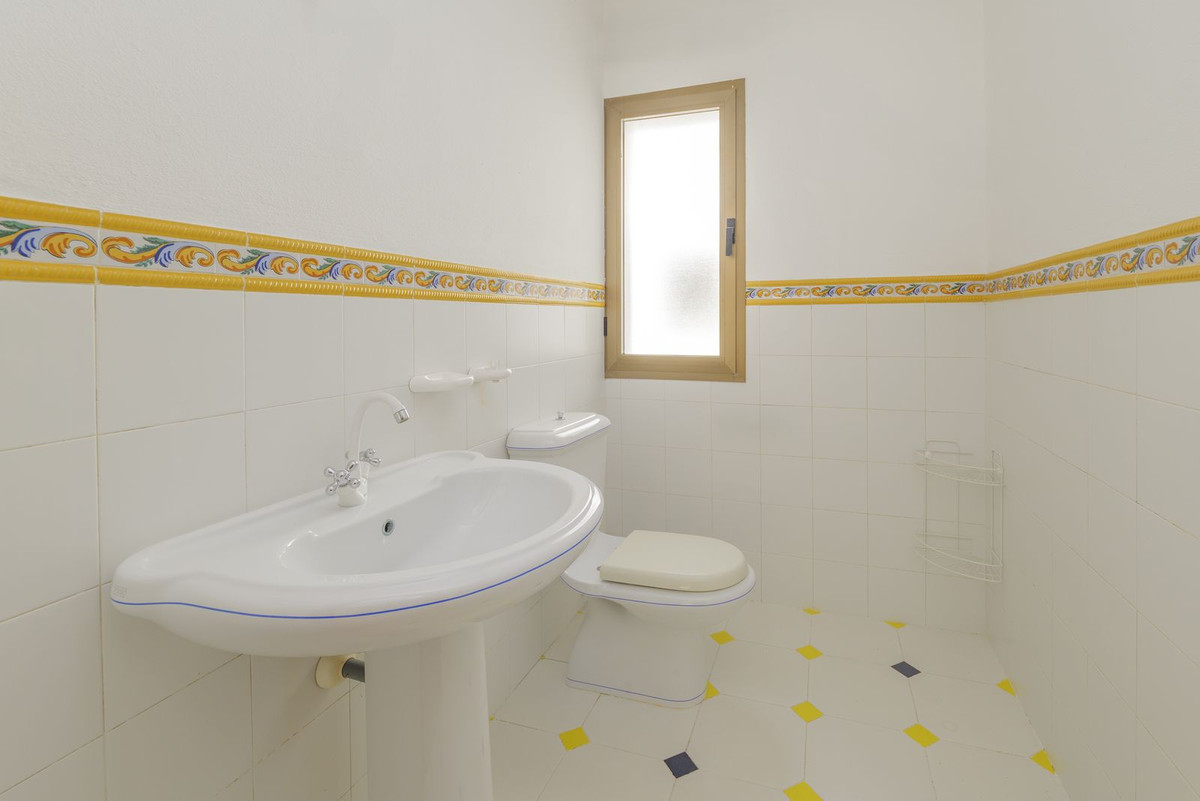 Se vende Villa - Chalet de 6 dormitorios en Costa Del Sol, Cadiz, España