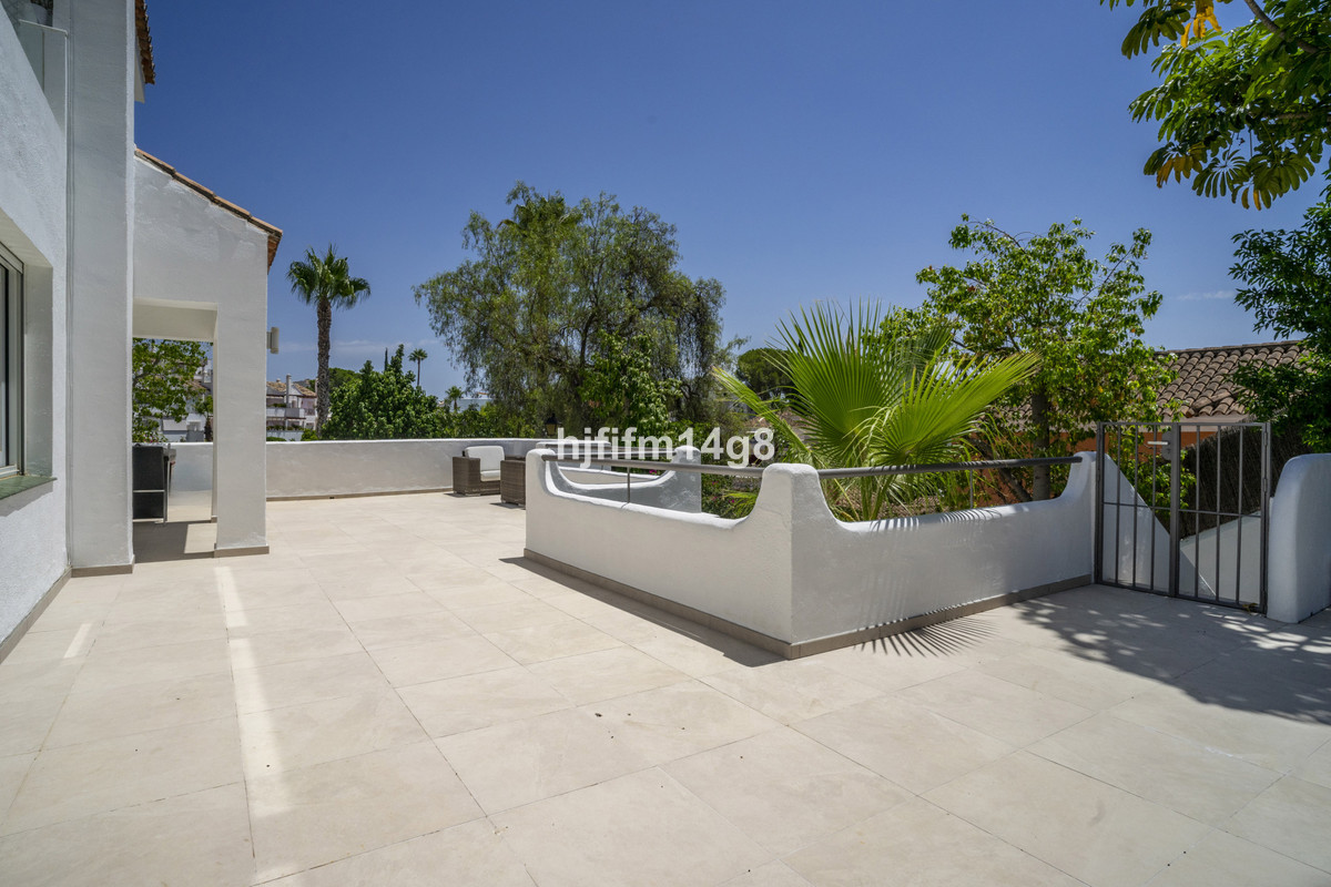 4 Bed Townhouse for sale in Nueva Andalucía Costa Del Sol, Málaga, Spain