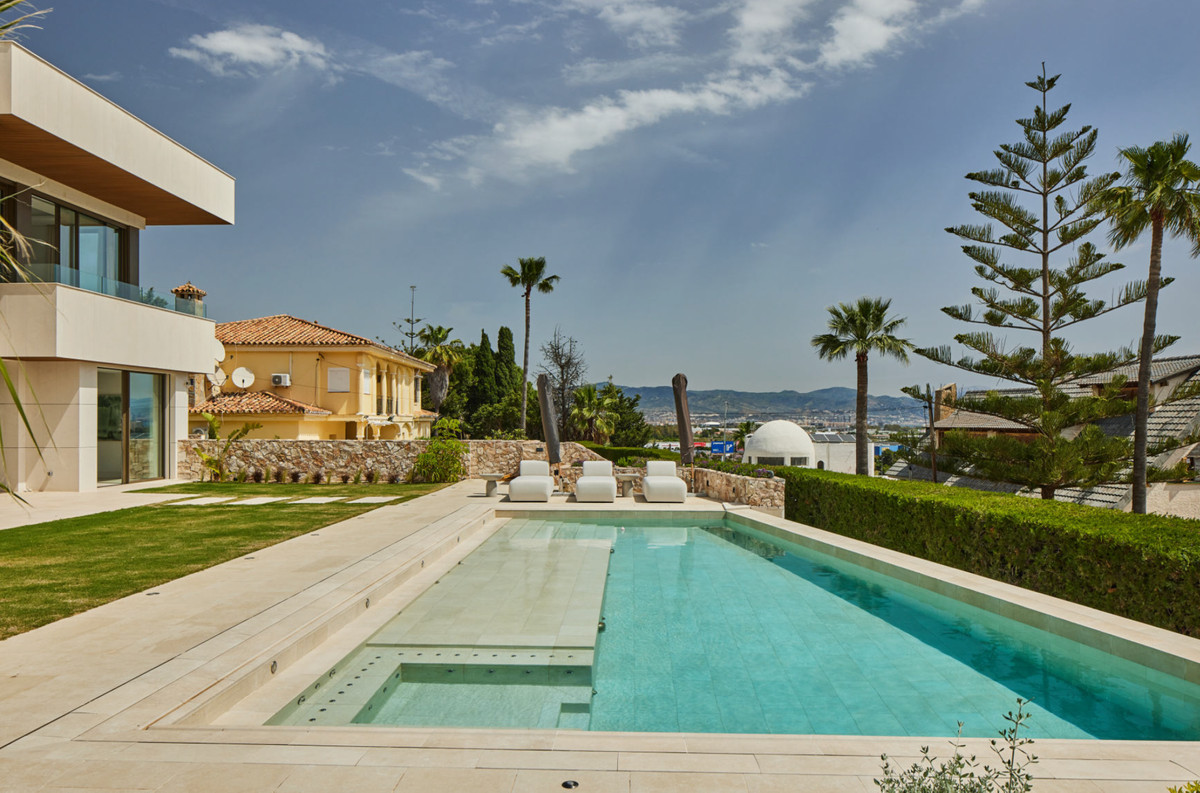 Se vende Villa - Chalet de 5 dormitorios en Málaga Ciudad, Málaga, España