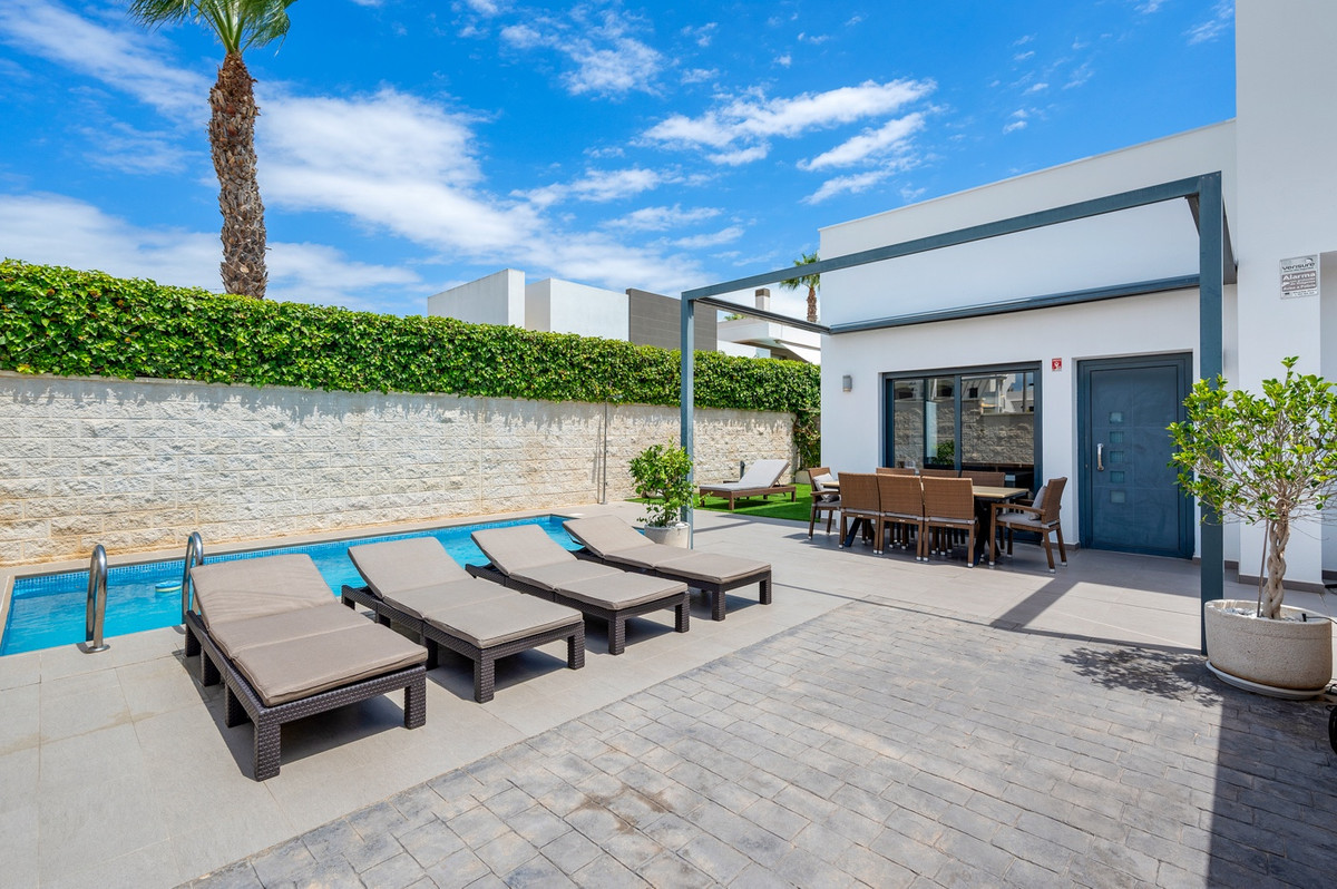 Se vende Villa - Chalet de 3 dormitorios en Costa Blanca, Alicante, España