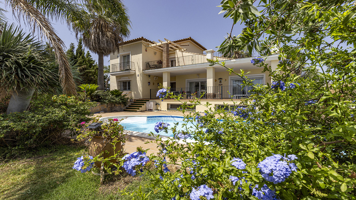 5 Bed Townhouse for sale in Casares Costa Del Sol, Málaga, Spain