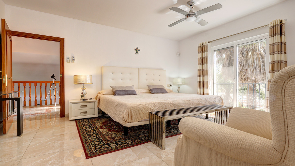 5 Bed Townhouse for sale in Casares Costa Del Sol, Málaga, Spain