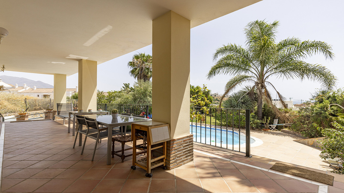 5 Bed Townhouse for sale in Casares Costa Del Sol, Málaga, Spain