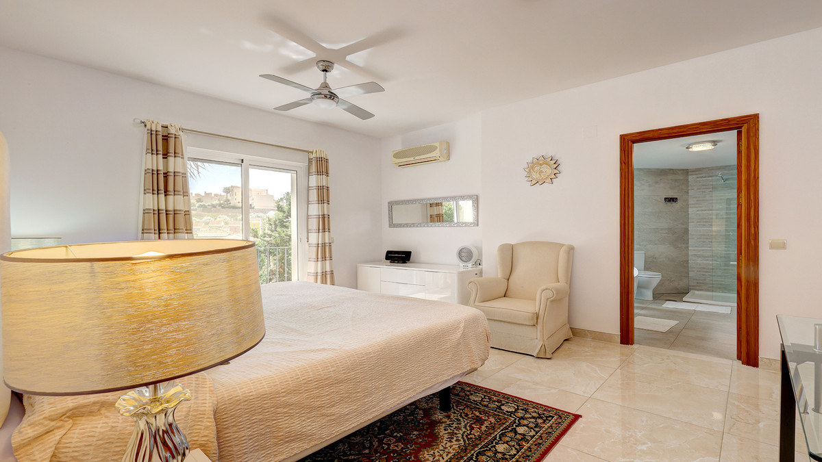 5 Bed Townhouse for sale in Casares Costa Del Sol, Málaga, Spain