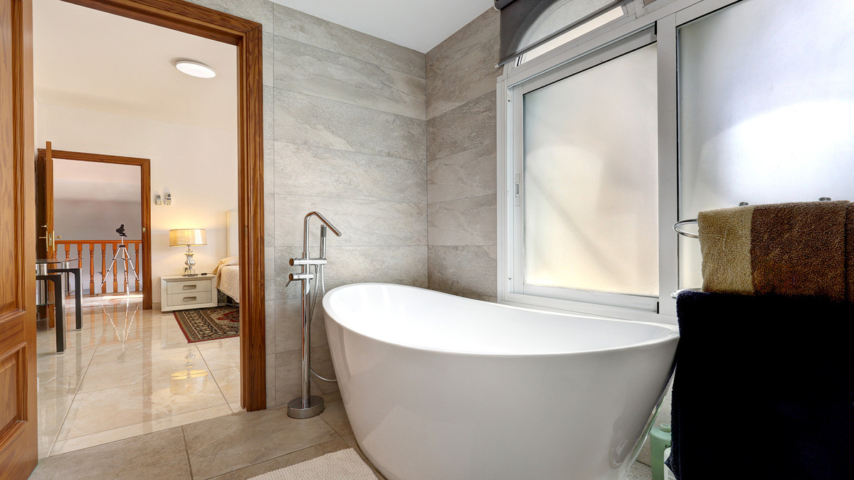 5 Bed Townhouse for sale in Casares Costa Del Sol, Málaga, Spain