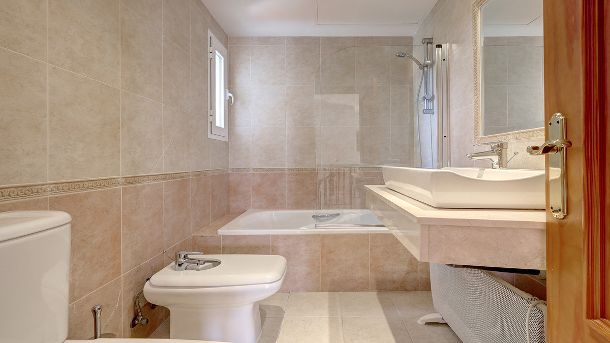 5 Bed Townhouse for sale in Casares Costa Del Sol, Málaga, Spain