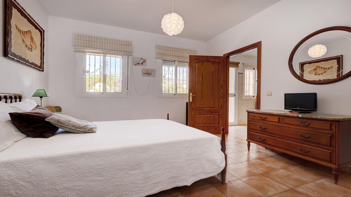 5 Bed Townhouse for sale in Casares Costa Del Sol, Málaga, Spain