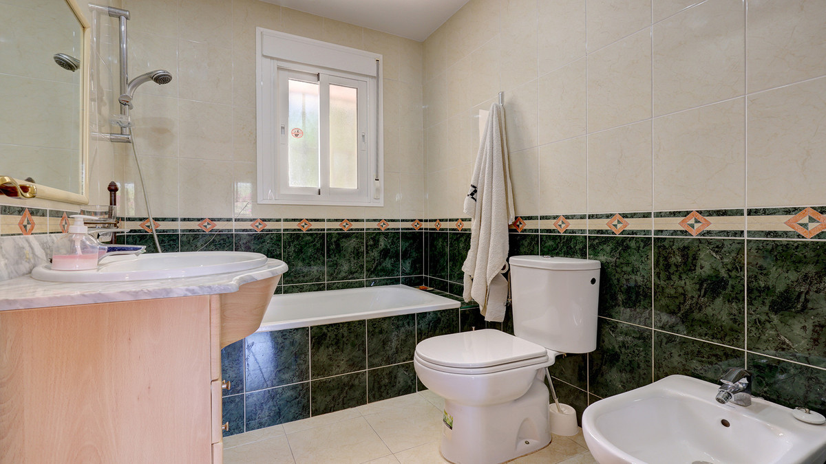5 Bed Townhouse for sale in Casares Costa Del Sol, Málaga, Spain