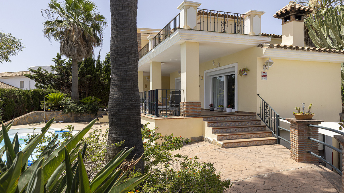 5 Bed Townhouse for sale in Casares Costa Del Sol, Málaga, Spain