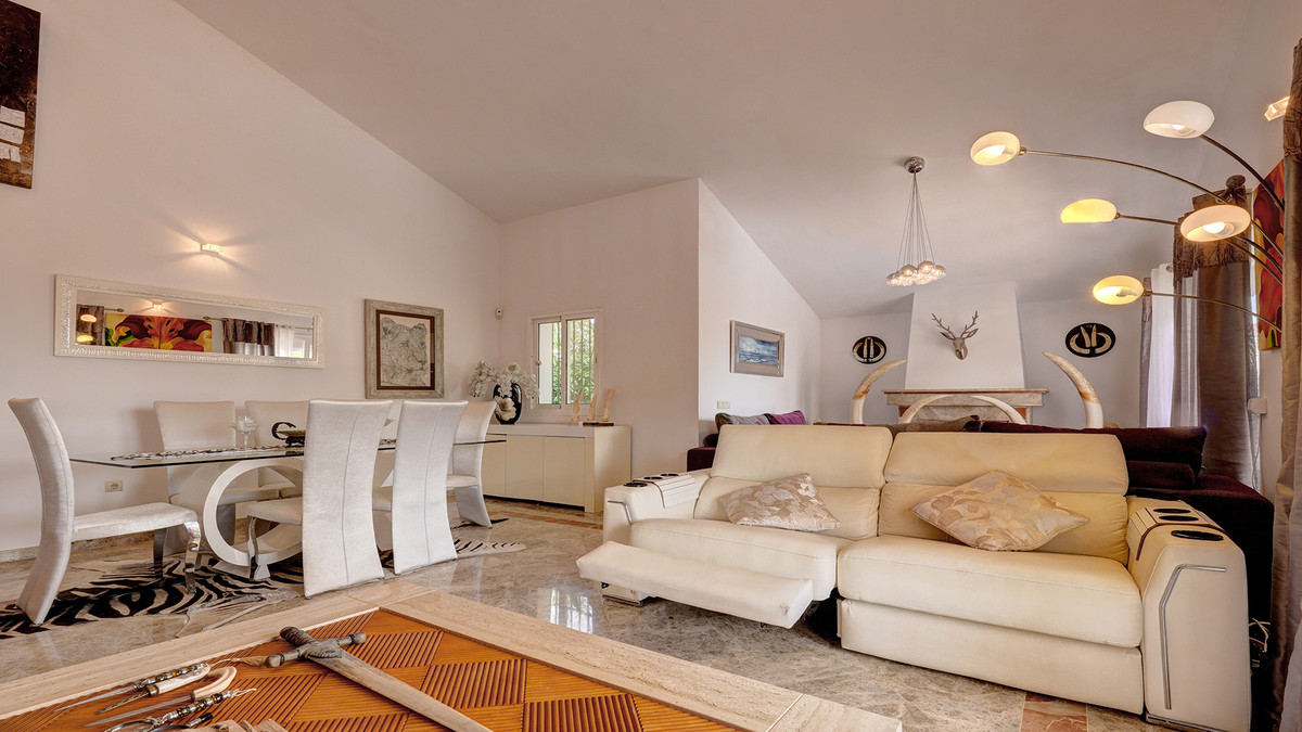 5 Bed Townhouse for sale in Casares Costa Del Sol, Málaga, Spain