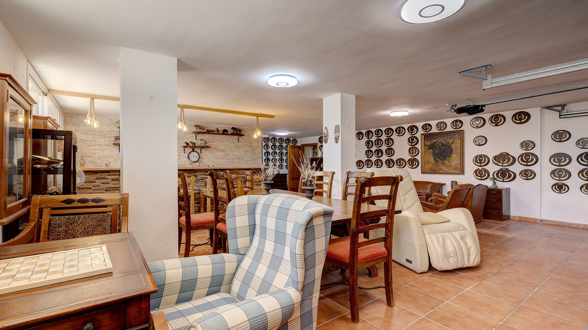 5 Bed Townhouse for sale in Casares Costa Del Sol, Málaga, Spain