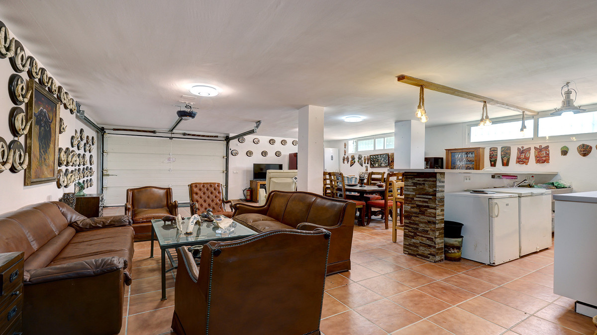 5 Bed Townhouse for sale in Casares Costa Del Sol, Málaga, Spain