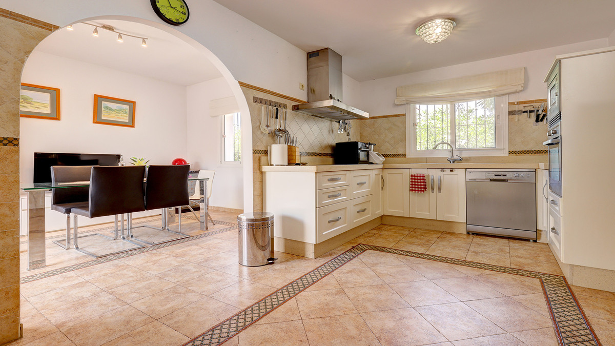 5 Bed Townhouse for sale in Casares Costa Del Sol, Málaga, Spain