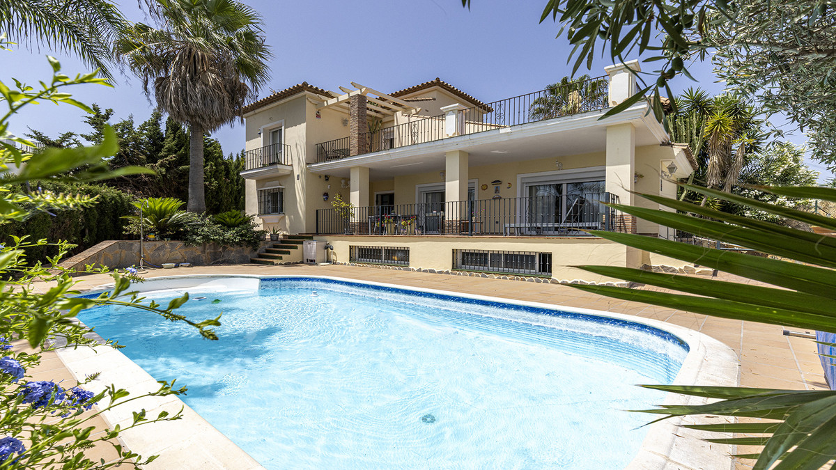 5 Bed Townhouse for sale in Casares Costa Del Sol, Málaga, Spain
