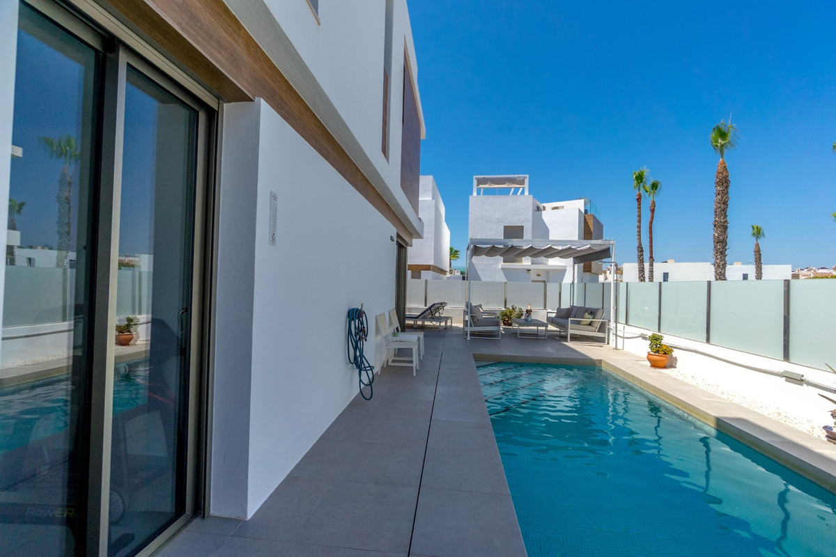 Se vende Villa - Chalet de 3 dormitorios en Costa Blanca, Alicante, España