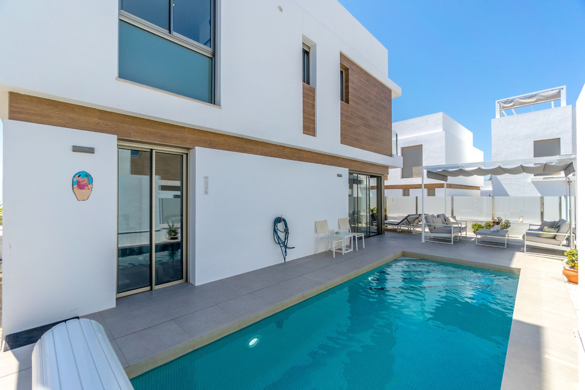 Se vende Villa - Chalet de 3 dormitorios en Costa Blanca, Alicante, España