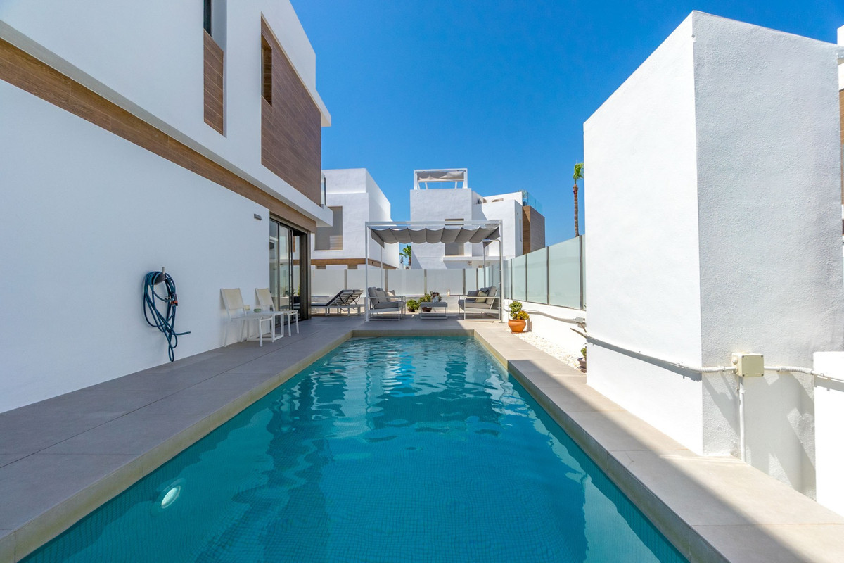 Se vende Villa - Chalet de 3 dormitorios en Costa Blanca, Alicante, España