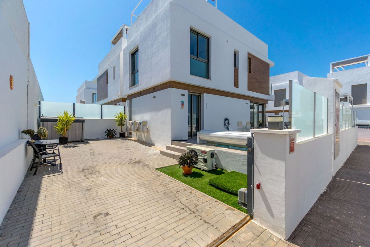 Se vende Villa - Chalet de 3 dormitorios en Costa Blanca, Alicante, España
