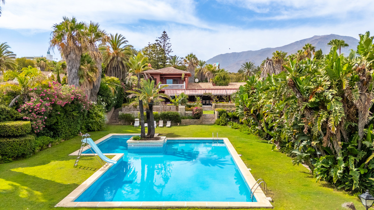 Se vende Villa - Chalet de 9 dormitorios en Costa Del Sol, Málaga, España
