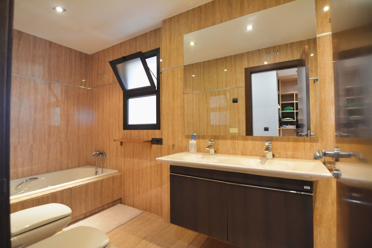 Se vende Apartamento Planta Media de 4 dormitorios en Costa Del Sol, Málaga, España