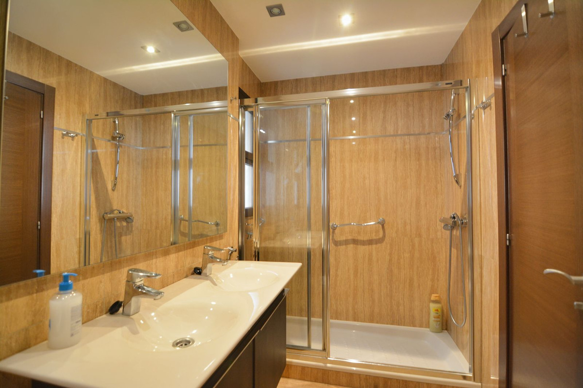 Se vende Apartamento Planta Media de 4 dormitorios en Costa Del Sol, Málaga, España