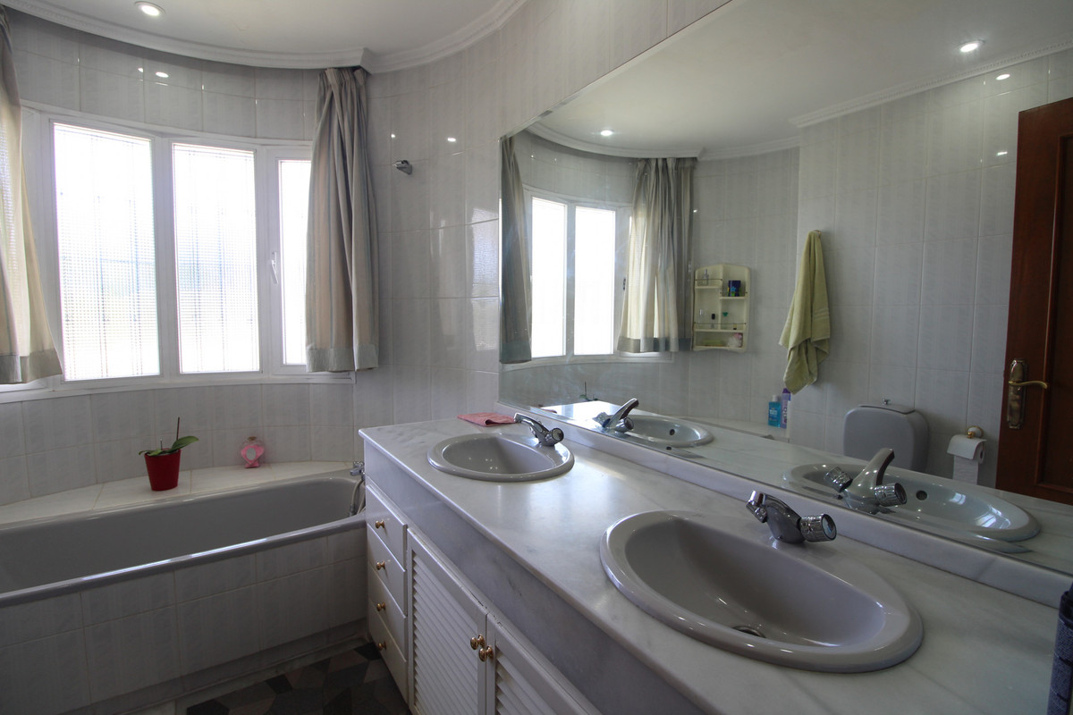 4 Bed Townhouse for sale in Nueva Andalucía Costa Del Sol, Málaga, Spain