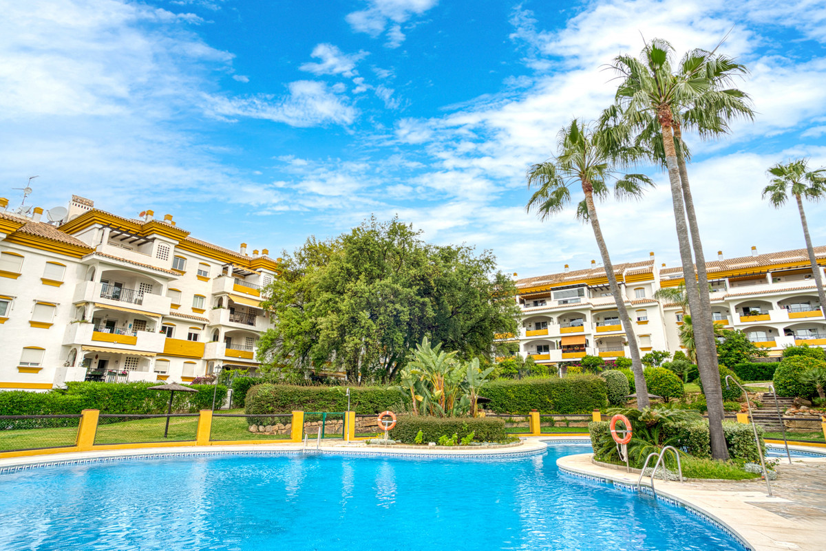 3 Bed Apartment for sale in The Golden Mile Costa Del Sol, Málaga, Spain