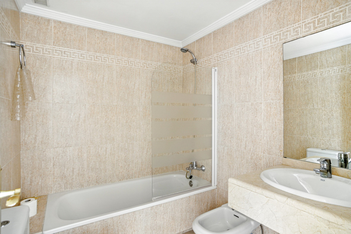 3 Bed Apartment for sale in The Golden Mile Costa Del Sol, Málaga, Spain