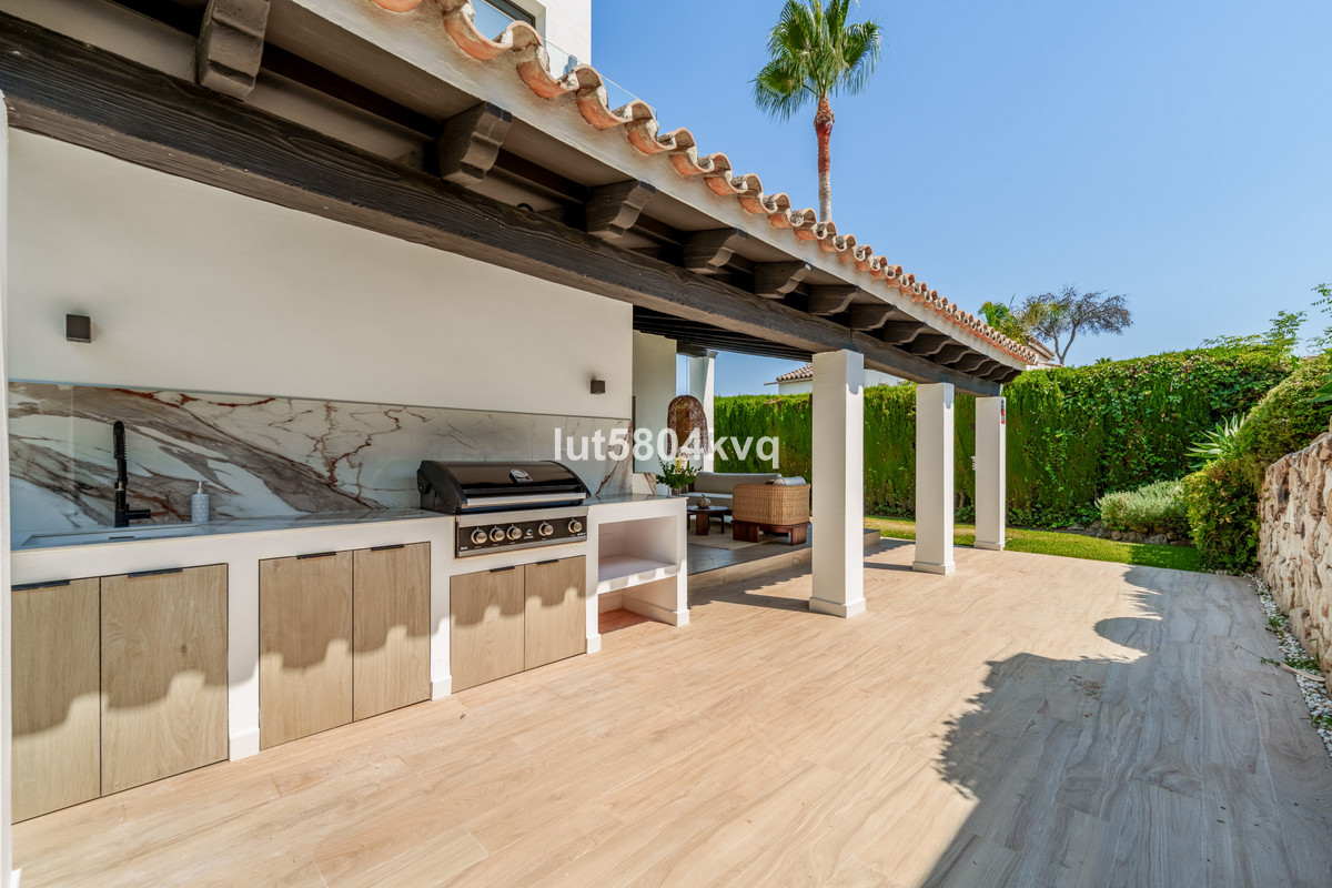 4 Bed Townhouse for sale in Nueva Andalucía Costa Del Sol, Málaga, Spain