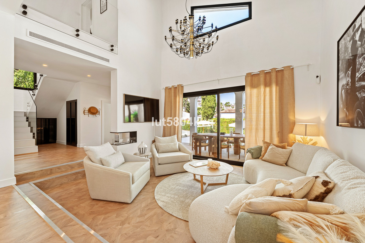 4 Bed Townhouse for sale in Nueva Andalucía Costa Del Sol, Málaga, Spain