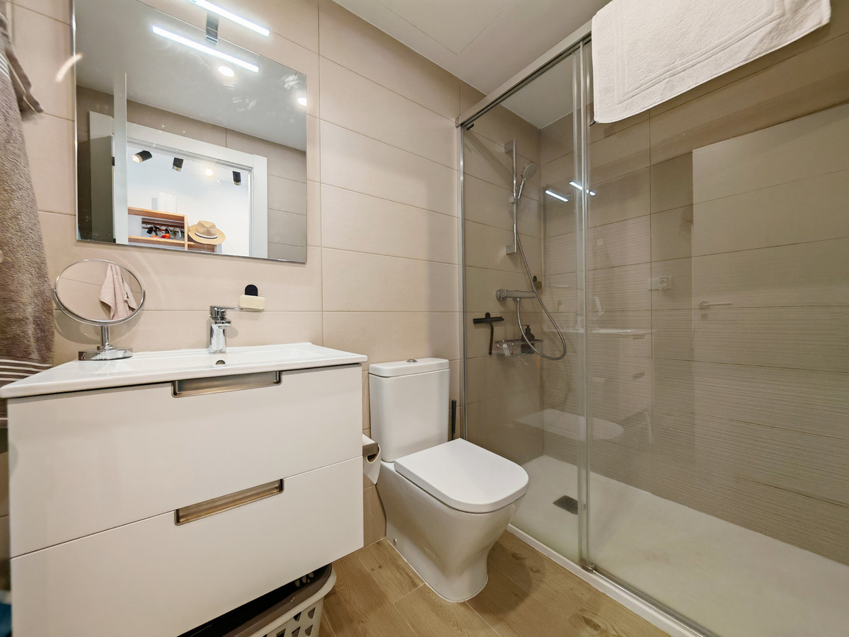 Se vende Apartamento Planta Media de 2 dormitorios en Costa Del Sol, Málaga, España