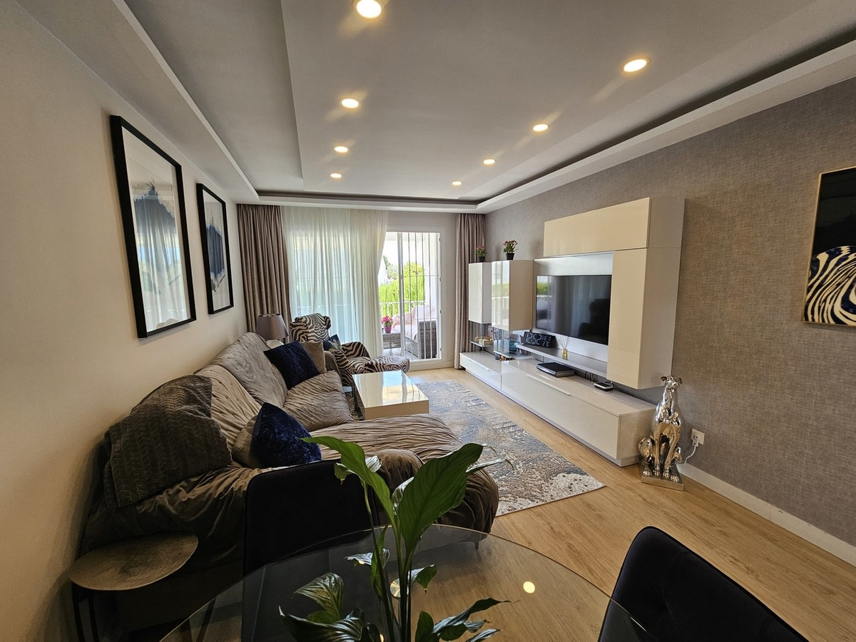 2 Bed Apartment for sale in El Paraiso Costa Del Sol, Málaga, Spain