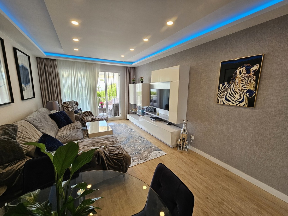 2 Bed Apartment for sale in El Paraiso Costa Del Sol, Málaga, Spain